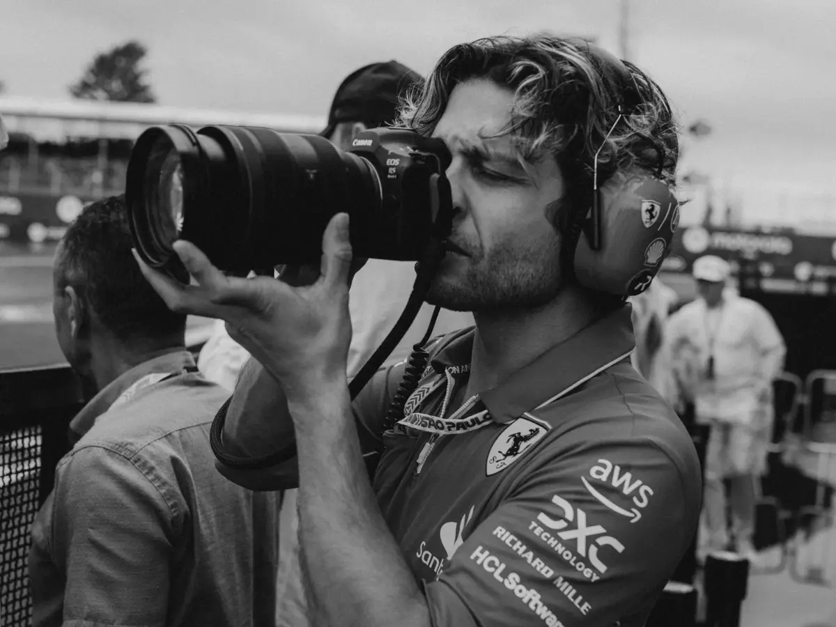 Спортивный фотограф снимает матч